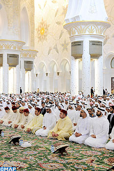 أمير المؤمنين يؤدي صلاة الجمعة رفقة الشيخ محمد بن زايد آل نهيان ولي عهد أبوظبي بمسجد الشيخ زايد